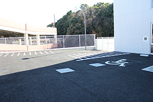 駐車スペースと駐輪場